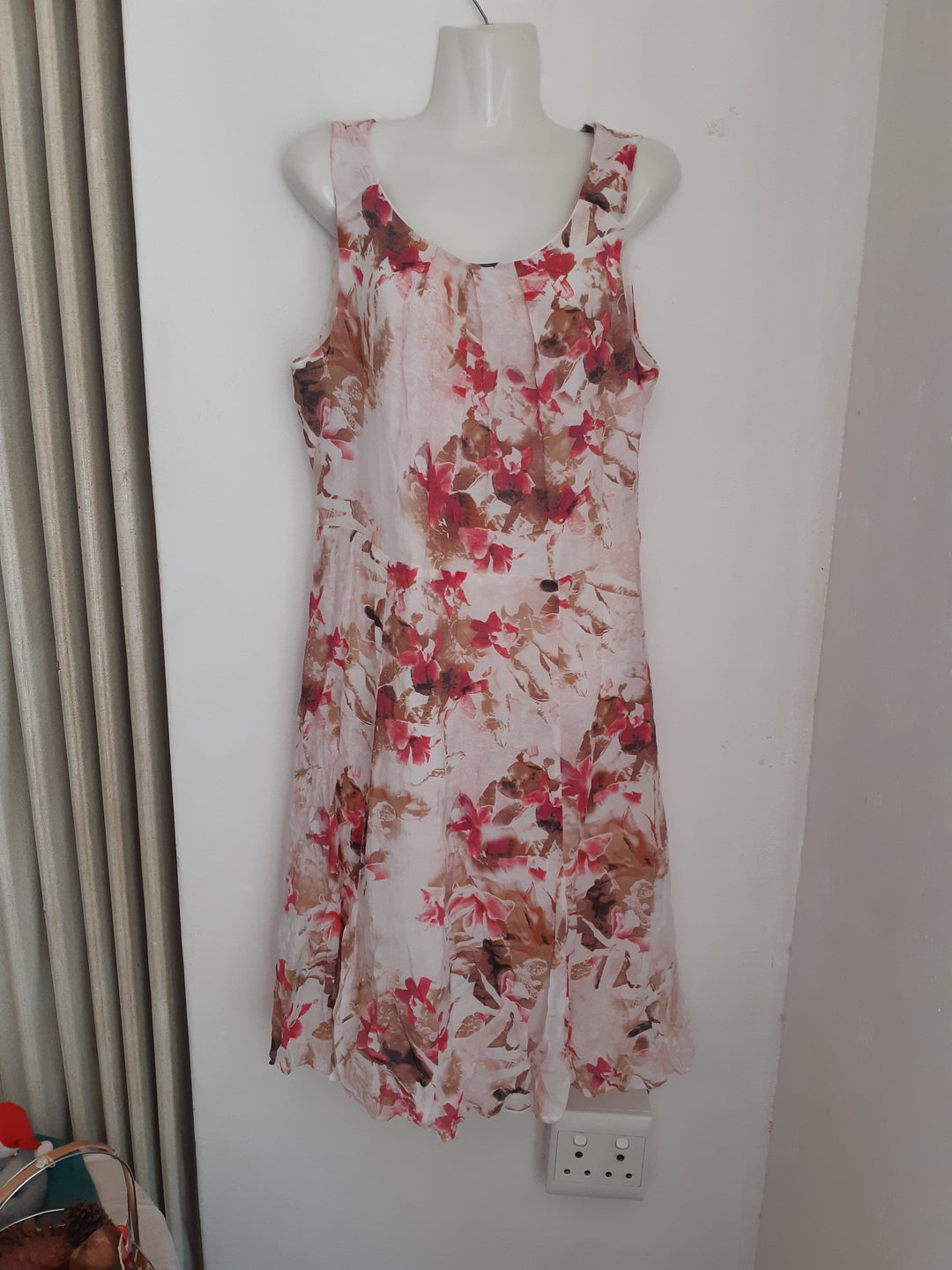 Image of Merien Hall midi floral dress.  Like new.