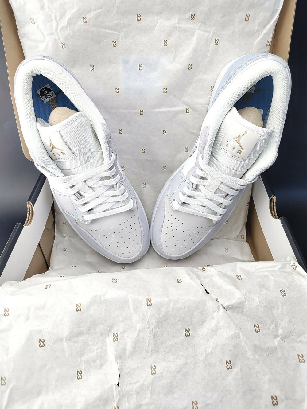AIRJORDAN1LOW_WHITE_SKYGREY-FOOTBALLGREY_CV3043-100-3