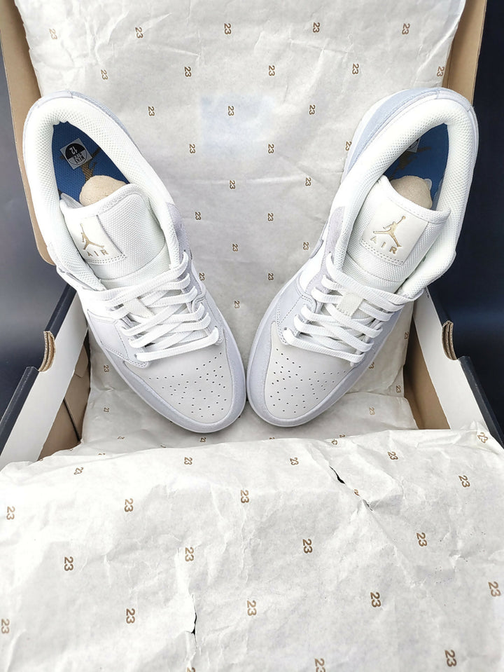 AIRJORDAN1LOW_WHITE_SKYGREY-FOOTBALLGREY_CV3043-100-3