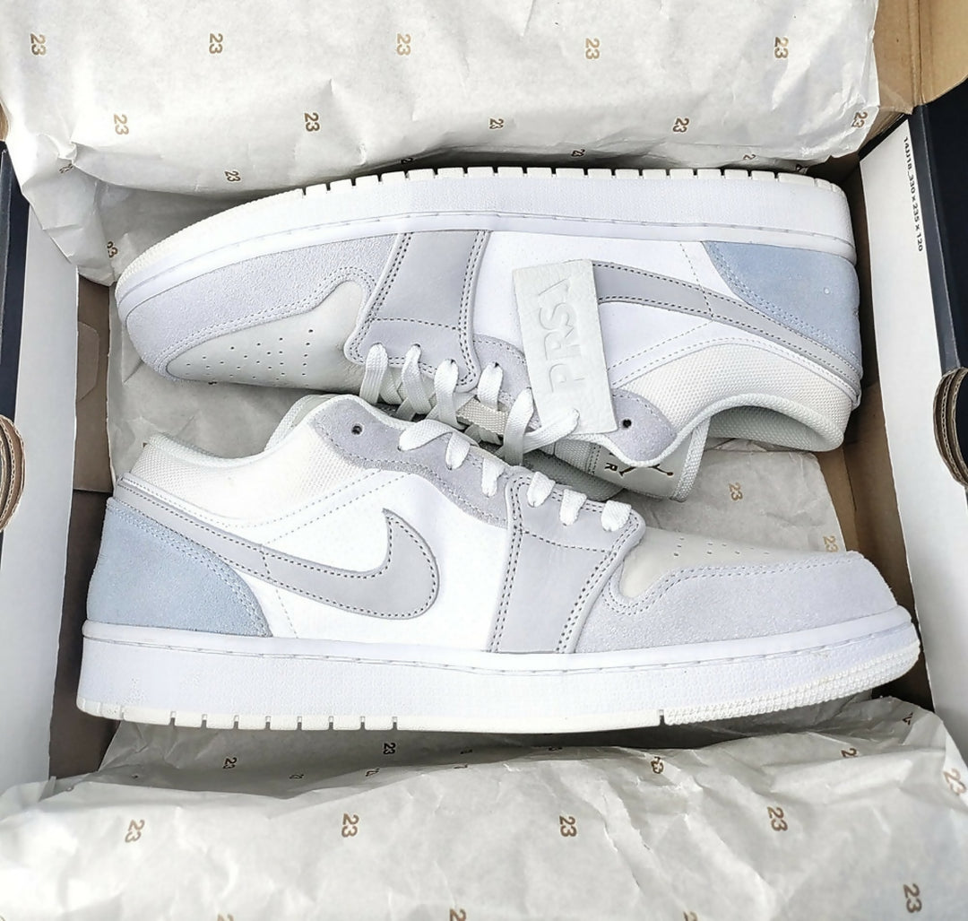 AIRJORDAN1LOW_WHITE_SKYGREY-FOOTBALLGREY_CV3043-100-1_edit_903646722765234
