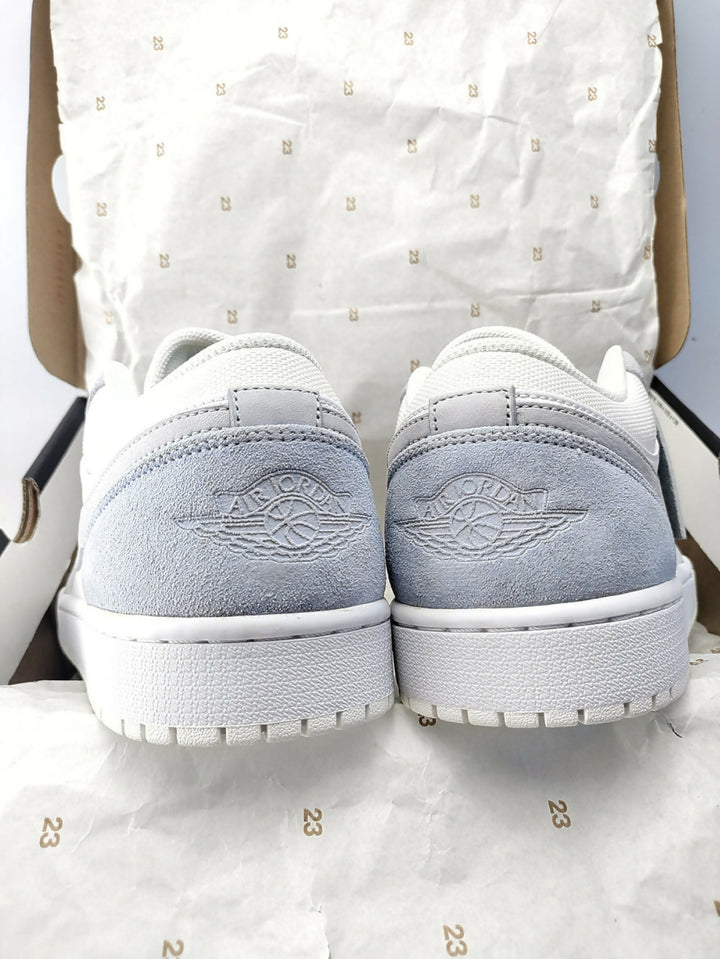 AIRJORDAN1LOW_WHITE_SKYGREY-FOOTBALLGREY_CV3043-100-4