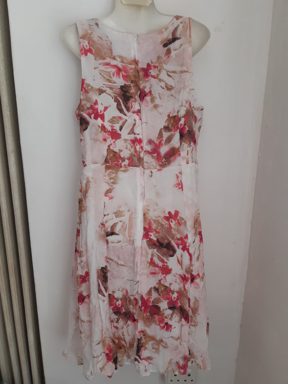 Image of Merien Hall midi floral dress.  Like new.