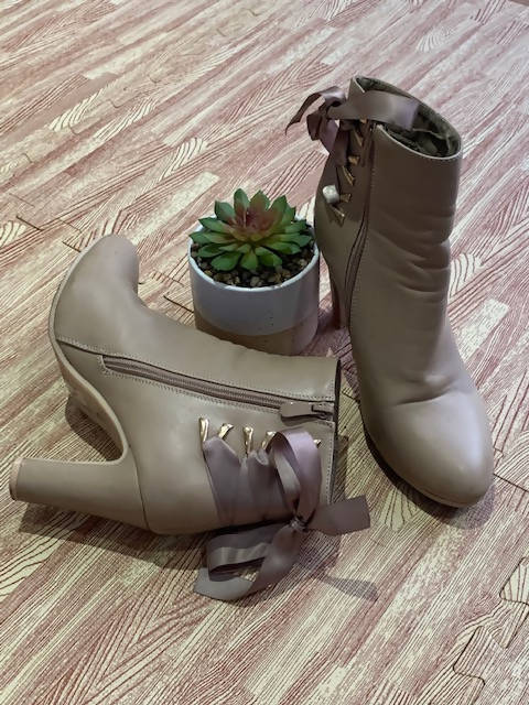 Image of Tan Solo Tie Up Boot